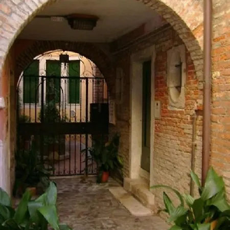 Semesterbostad San Barnaba Artist's District House
