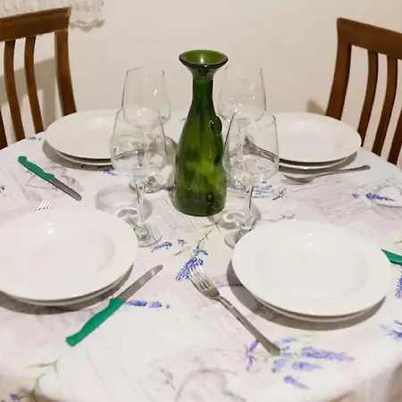 Nyaraló San Barnaba Artist's District House