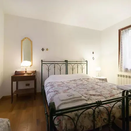 Nyaraló San Barnaba Artist's District House *